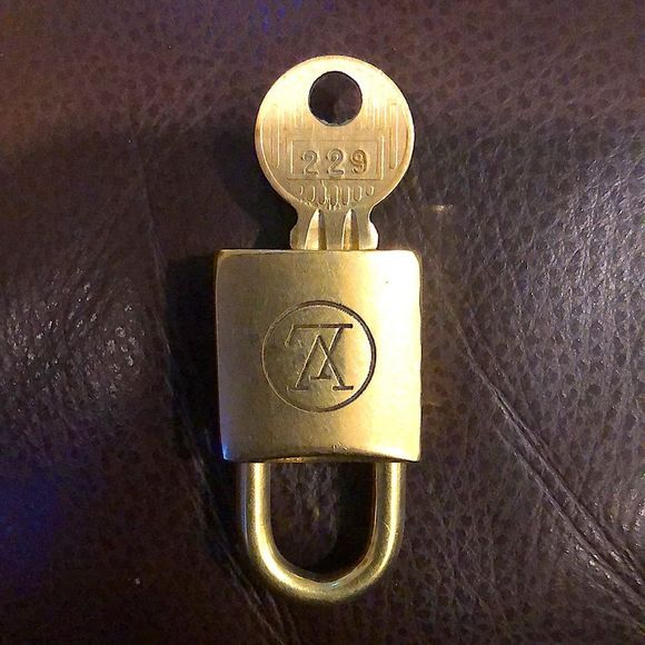Vintage LV Louis Vuitton Padlock Lock & Key 229 - Picture 3 of 12